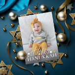 Tarjeta Festiva Festividad Starry Happy Hanukkah Photo<br><div class="desc">Moderno dúo de tipos de letra de "Happy Hanukkah" con estrellas judías,  sobre tu foto completa con un párrafo opcional en la parte de atrás. Añade tu propia foto al fondo si lo deseas.</div>