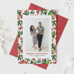 Tarjeta Festiva Festividades Berries y Greenery Fotos navideñas<br><div class="desc">Feliz Navidad! Envíe saludos cálidos de vacaciones a su familia y amigos con esta tarjeta plana de Navidades de fotos de personalizable. Cuenta con Navidades acuáticos de mora roja y vegetación. Personalice esta tarjeta de Navidades de fotos agregando sus propios detalles. Esta tarjeta de Navidades botánicos está disponible en una...</div>