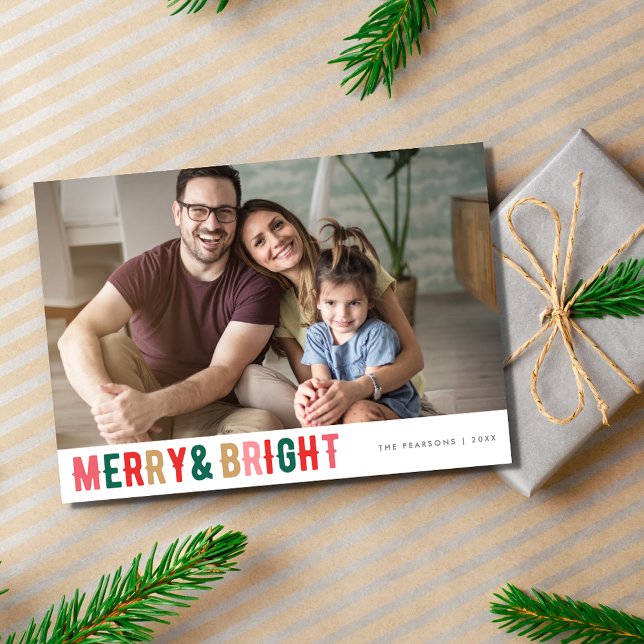 Tarjeta Festiva Festividades en familia de Navidades de fotos de m (Merry and Bright Family Photo Christmas Holiday Card)