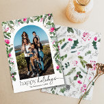 Tarjeta Festiva Festividades Felices Modernas 1 Foto Arco Rosa y V<br><div class="desc">Esta colección cuenta con flores color agua rosa brillante,  bayas y vegetación de invierno con tipografía moderna y elegante,  con un patrón botánico de invierno.</div>
