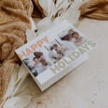 Tarjeta Festiva Festividades Felices Negrita y Moderna Tres Fotogr<br><div class="desc">Envíe sus cálidos deseos esta temporada de vacaciones con esta única y bonita, audaz y moderna vacaciones felices plegadas tres tarjetas de festividad fotográfica. Su diseño es sencillo y minimalista, con elementos inspirados en el boho, en tonos rosa claro, coral pastel, verde salado, rubor y melocotón. Celebrando el espíritu festivo...</div>