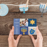 Tarjeta Festiva Ficha fotográfica de los símbolos de Hanukkah<br><div class="desc">Una Menorah,  Estrella de David y Dreidel con un tejido de aspecto aplicativo desean amigos y familia Ocho días mágicos en esta encantadora tarjeta fotográfica. El lado inverso tiene un aspecto tejido azul. Personalizar con la foto y los nombres de su familia para un verdadero saludo personal de Hanukkah!</div>