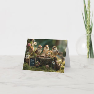 Tarjeta Festiva Figuritas de pájaros en miniatura que tienen una f