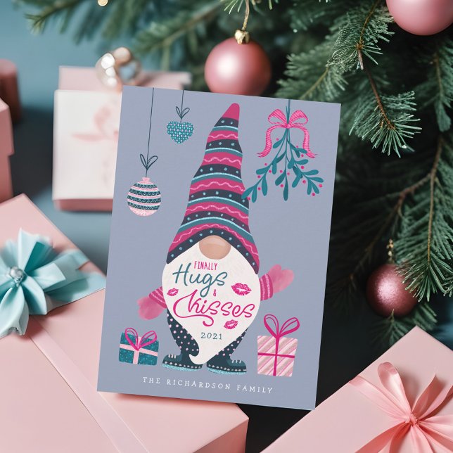 Tarjeta Festiva Finalmente abrazos y besos Navidades brillantes Gn (Finally Hugs & Kisses Fun Bright Christmas Gnome Holiday Card)