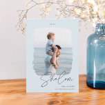 Tarjeta Festiva Firma con pincel | Foto de Hanukkah<br><div class="desc">Una tarjeta de fotos elegante y moderna para tus saludos de Hanukkah 2021, que incluye una sola foto vertical o orientada a retratos en un único marco pintado. "Shalom" aparece debajo de la escritura con letras a mano, con el saludo de tu personalizado (mostrado con "Hanukkah feliz") y el nombre...</div>