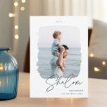 Tarjeta Festiva Firma con pincel | Foto de Hanukkah<br><div class="desc">Una tarjeta de fotos elegante y moderna para tus saludos de Hanukkah 2021, que incluye una sola foto vertical o orientada a retratos en un único marco pintado. "Shalom" aparece debajo de la escritura con letras a mano, con el saludo de tu personalizado (mostrado con "Hanukkah feliz") y el nombre...</div>