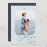 Tarjeta Festiva Firma con pincel | Foto de Hanukkah<br><div class="desc">Una tarjeta de fotos elegante y moderna para tus saludos de Hanukkah 2021, que incluye una sola foto vertical o orientada a retratos en un único marco pintado. "Shalom" aparece debajo de la escritura con letras a mano, con el saludo de tu personalizado (mostrado con "Hanukkah feliz") y el nombre...</div>