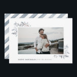 Tarjeta Festiva Floral acuática Happy Hanukkah<br><div class="desc">Envíe Navidades a su familia y amigos con esta tarjeta de vacaciones minimalista. Una foto en la parte delantera,  acompañada de elegantes ramas de vacaciones azules y acuarelas,  y un patrón de rayas acuáticas en la parte posterior. El estilo moderno y minimalista hará que las fotos familiares brillen.</div>