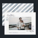 Tarjeta Festiva Floral acuática Happy Hanukkah<br><div class="desc">Envíe Navidades a su familia y amigos con esta tarjeta de vacaciones minimalista. Una foto en la parte delantera,  acompañada de elegantes ramas de vacaciones azules y acuarelas,  y un patrón de rayas acuáticas en la parte posterior. El estilo moderno y minimalista hará que las fotos familiares brillen.</div>