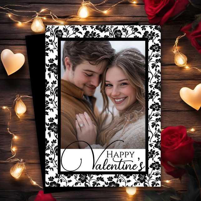 Tarjeta Festiva Floral blanca y negra feliz foto de San Valentín (Black & White Floral Happy Valentine's Photo Holiday Card)