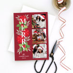 Tarjeta Festiva Floral de los Navidades rojos de Merry 3 Foto<br><div class="desc">Esta moderna tarjeta de Navidades de tipografía floral incluye un collage de 3 fotos en la parte delantera y 1 foto horizontal extra en la parte posterior. El elegante diseño de la tipografía incluye un diseño de acuarela floral y verde de invierno con un superpuesto de texto "Merry" simple y...</div>
