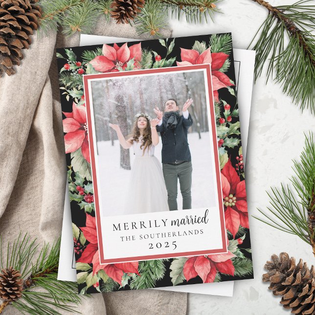 Tarjeta Festiva Floral formal moderna recién casada (elegant formal red poinsettia winter floral newlyweds merrily married holiday card with black )