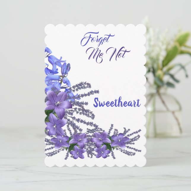 Tarjeta Festiva Flores moradas azules me olvidan no San Valentín (Anverso de pie)