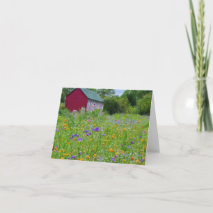 Tarjeta Festiva Flores silvestres en el país con granero rojo