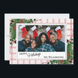 Tarjeta Festiva Foliage botánico de Green Holly Red Berries<br><div class="desc">Única, clásica, moderna, bonito y decorativa tarjeta de vacaciones. Cute Happy Holidays saludo texto y habitación para personalizar o personalización con una foto, nombre de familia (o nombres individuales) y mensaje de su elección. Enmarcado por bayas rojas de vino de Borgoña y ramos de flores de color verde oscuro en...</div>