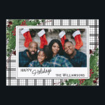 Tarjeta Festiva Foliage botánico de Green Holly Red Berries<br><div class="desc">Única, clásica, moderna, bonito y decorativa tarjeta de vacaciones. Cute Happy Holidays saludo texto y habitación para personalizar o personalización con una foto, nombre de familia (o nombres individuales) y mensaje de su elección. Enmarcado por bayas rojas de vino de Borgoña y ramos de flores de color verde oscuro en...</div>
