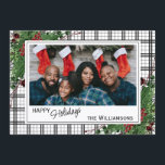 Tarjeta Festiva Foliage botánico de Green Holly Red Berries<br><div class="desc">Única, clásica, moderna, bonito y decorativa tarjeta de vacaciones. Cute Happy Holidays saludo texto y habitación para personalizar o personalización con una foto, nombre de familia (o nombres individuales) y mensaje de su elección. Enmarcado por bayas rojas de vino de Borgoña y ramos de flores de color verde oscuro en...</div>