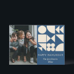 Tarjeta Festiva Formas geométricas audaces Personalizado moderno H<br><div class="desc">Esta moderna tarjeta Hanukkah presenta formas geométricas audaces en crema sobre un fondo azul marino junto con el espacio para una foto familiar y un mensaje personalizado. Un juego contemporáneo y lúdico en las tradicionales tarjetas de vacaciones, perfecto para las familias que aman el diseño limpio y el espíritu festivo....</div>