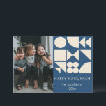 Tarjeta Festiva Formas geométricas audaces Personalizado moderno H<br><div class="desc">Esta moderna tarjeta Hanukkah presenta formas geométricas audaces en crema sobre un fondo azul marino junto con el espacio para una foto familiar y un mensaje personalizado. Un juego contemporáneo y lúdico en las tradicionales tarjetas de vacaciones, perfecto para las familias que aman el diseño limpio y el espíritu festivo....</div>