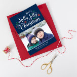 Tarjeta Festiva Foto azul de la Marina de Navidades Holly Jolly<br><div class="desc">Las tarjetas fotográficas de vacaciones de "Have a Holly Jolly Navidades" presentan un fondo azul marino oscuro,  escritura a mano blanca,  bayas festivas,  hojas huecas,  poinsettia y acentos de diseño verdosos de invierno. Personaliza tu foto y tu texto personalizado.</div>