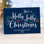 Tarjeta Festiva Foto azul de la Marina de Navidades Holly Jolly<br><div class="desc">Las tarjetas de felicitación navideña "Have a Holly Jolly Navidades" presentan un fondo azul marino oscuro,  un guión de estilo manuscrito blanco,  bayas festivas,  hojas huecas,  poinsettia y acentos de diseño verdosos de invierno. Personaliza con un mensaje de foto y personalizado por dentro.</div>