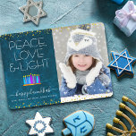 Tarjeta Festiva Foto Azul Hanukkah Menorah Paz Tipo de luz de amor<br><div class="desc">"Paz, amor y luz". Un ilustracion juguetón, moderno y artístico de velas de patrón boho en una menorah te ayuda a iniciar las vacaciones de Hanukkah, junto con la foto personalizado de tu elección. Las velas azules variadas con motivos de Relieve metalizado falsos coloridos cubren un fondo acuático de mármol...</div>