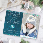 Tarjeta Festiva Foto azul Paz Alegría Amo Personalizado de copo de<br><div class="desc">"Paz, alegría y amor." Un ilustracion divertido, lúdico, con copos de nieve y una tipografía moderna sobre un fondo de agua de mármol azul verde azulado y profundo te ayudan a entrar en temporada de vacaciones, junto con la foto personalizado de tu elección. La tarjeta está decorada con Relieve metalizado...</div>