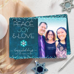 Tarjeta Festiva Foto azul Paz Joy Love Script Snowflake Modern<br><div class="desc">"Paz, alegría y amor." Un ilustracion divertido, lúdico, con copos de nieve y una tipografía moderna sobre un fondo de agua de mármol azul verde azulado y profundo te ayudan a entrar en temporada de vacaciones, junto con la foto personalizado de tu elección. La tarjeta está decorada con Relieve metalizado...</div>