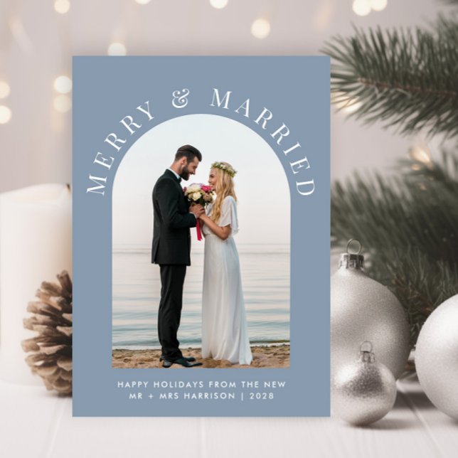 Tarjeta Festiva Foto casada con Navidades azules de Dusty Arch (A beautiful and unique photo card to announce your marriage to family + friends this holiday season)