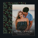 Tarjeta Festiva Foto completa con emoción de esperanza de anunciar<br><div class="desc">Estas hermosas y completas tarjetas de vacaciones de invitación de embarazo con fotos presentan tipografía moderna y elegante que dice "Un emoto de esperanza". La parte posterior contiene un patrón Navidad de bolas de pino y bayas sobre un fondo de color personalizado (que se muestra en negro).</div>