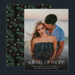 Tarjeta Festiva Foto completa con emoción de esperanza de anunciar<br><div class="desc">Estas hermosas y completas tarjetas de vacaciones de invitación de embarazo con fotos presentan tipografía moderna y elegante que dice "Un emoto de esperanza". La parte posterior contiene un patrón Navidad de bolas de pino y bayas sobre un fondo de color personalizado (que se muestra en negro).</div>
