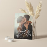 Tarjeta Festiva Foto con carta de mano de casados y Moda de moras<br><div class="desc">Celebra tu primera Navidad casada con esta elegante tarjeta de vacaciones con nuestras letras a mano que dice "Casado y Cereza" acentuadas con bayas hechas a mano. Personalizar la parte delantera con tu foto y nombres, y la parte posterior te da amplio espacio para escribir tu propio texto o simplemente...</div>