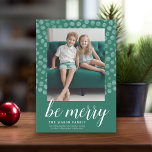 Tarjeta Festiva Foto con el patrón de punto de color de agua del B<br><div class="desc">Un diseño moderno con un patrón boho de puntos verde y una foto vertical. Un diseño mínimo que se puede cambiar en el área de personalizar avanzada.</div>