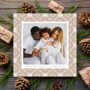Tarjeta Festiva Foto con patrón de copo de nieve nórdico beige