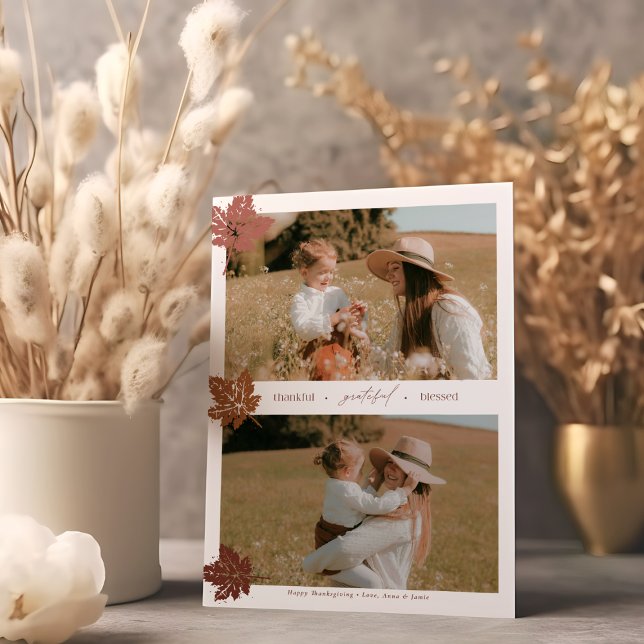 Tarjeta Festiva Foto de Acción de Gracias agradecida, agradecida,  (Thankful, grateful, blessed, Thanksgiving photo card shown standing up by gold and cream foliage)