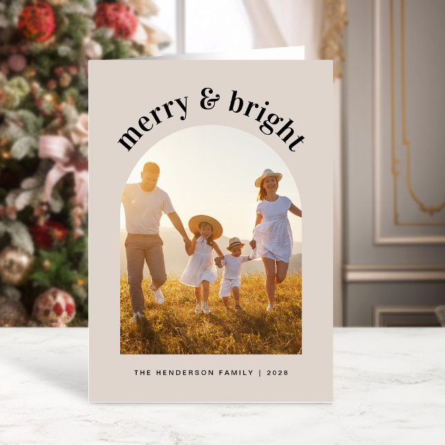 Tarjeta Festiva Foto de Arco de Merry Bright Navidades (This holiday season, let your family's smiles and heartwarming memories shine on our arch photo card)