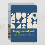 Tarjeta Festiva Foto de atrás geométrica azul de Hanukkah moderna<br><div class="desc">Di Happy Hanukkah con esta carta de arte geométrica simple y moderna en azul,  personalizada con tu nombre y foto.</div>