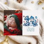 Tarjeta Festiva Foto de Blue Snowman First Christmas<br><div class="desc">Celebre la primera temporada de vacaciones de su pequeño hijo con este alegre diseño de invierno con un número de manitas azules, adorables muñecos de nieve, y dulces y regalos dispersos. Personalizar con la foto de su bebé y los detalles de su nacimiento para crear un recuerdo que le traiga...</div>