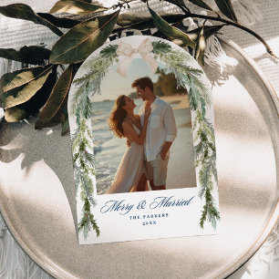 Tarjeta Festiva Foto de casados alegres con arco de hoja perenne y