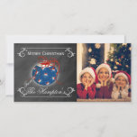 Tarjeta Festiva Foto de Chalkboard Navidades patrióticos personali<br><div class="desc">Este diseño patriótico de pizarra tiene un adorno en el medio con estrellas llenas de rojo,  blanco y azul.  La cinta está en rojo y gira por los lados.  Los bordes tienen garnieves de remolinos con áreas para personalizar el mensaje de sus Navidades.</div>