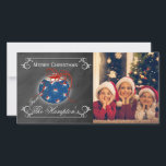 Tarjeta Festiva Foto de Chalkboard Navidades patrióticos personali<br><div class="desc">Este diseño patriótico de pizarra tiene un adorno en el medio con estrellas llenas de rojo,  blanco y azul.  La cinta está en rojo y gira por los lados.  Los bordes tienen garnieves de remolinos con áreas para personalizar el mensaje de sus Navidades.</div>