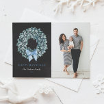 Tarjeta Festiva Foto de Chalkboard White Berry Wreath Happy Hanukk<br><div class="desc">¡Feliz Hanukkah! Envíe sus deseos de vacaciones a amigos y familia con esta tarjeta de personalizable Hanukkah. Esta foto de la tarjeta Hanukkah muestra una corona blanca de moras de invierno con color de agua sobre un falso fondo de pizarra. Personalice agregando sus detalles. Esta tarjeta de acuarela Hanukkah está...</div>