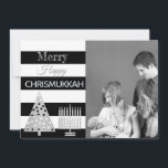 Tarjeta Festiva Foto De Chrismukkah Tiras Blancas Y Negras Plata<br><div class="desc">Añade tu foto a esta divertida tarjeta de vacaciones de Chrismukkah en un estilo moderno de franjas blancas y negras con acentos plateados para Navidades y Hanukkah. ¡Feliz Chrismukkah! Reemplace el titular del lugar de la foto familiar con su propia fotografía para obtener una tarjeta personalizada única. El polka de...</div>