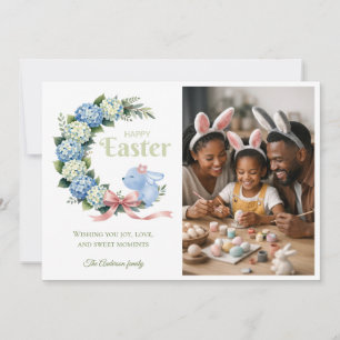 Tarjeta Festiva Foto de Conejito Lindo de Pascua con Hortensias en