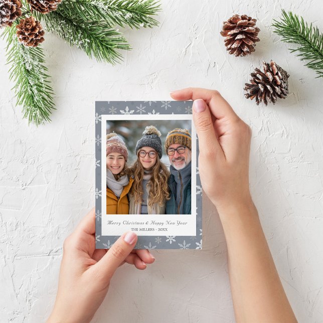 Tarjeta Festiva Foto de copos de nieve gris de época moderna (Modern Vintage Grey Snowflakes photo Holiday Card)