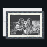 Tarjeta Festiva Foto de Hanukkah Frontera Azul Geométrica Moderna<br><div class="desc">Celebre el Festival de las Luces con esta elegante tarjeta de fotos de Hanukkah, que presenta un moderno borde geométrico en tonos azul profundo. El diseño minimalista y sofisticado resalta tu preciada foto familiar, lo que hace que sea una manera significativa de compartir saludos de vacaciones. Personalízalo con el nombre...</div>