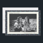 Tarjeta Festiva Foto de Hanukkah Frontera Azul Geométrica Moderna<br><div class="desc">Celebre el Festival de las Luces con esta elegante tarjeta de fotos de Hanukkah, que presenta un moderno borde geométrico en tonos azul profundo. El diseño minimalista y sofisticado resalta tu preciada foto familiar, lo que hace que sea una manera significativa de compartir saludos de vacaciones. Personalízalo con el nombre...</div>