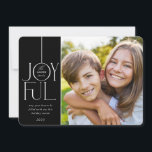Tarjeta Festiva FOTO DE LA FAMILIA 2023 elegante fuente moderna JO<br><div class="desc">por kat massard >>> WWW.SIMPLYSWEETPAPERIE.COM <<< Un diseño elegante de tarjeta que presenta la cita "JOYFUL" con un tipo de guión elegante combinado con tipografía de serif y color liso en el reverso, lo que le da la oportunidad de escribir a mano un mensaje personal. ¡Con una foto en forma...</div>