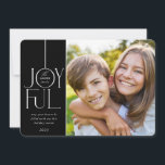 Tarjeta Festiva FOTO DE LA FAMILIA 2023 elegante fuente moderna JO<br><div class="desc">por kat massard >>> WWW.SIMPLYSWEETPAPERIE.COM <<< Un diseño elegante de tarjeta que presenta la cita "JOYFUL" con un tipo de guión elegante combinado con tipografía de serif y color liso en el reverso, lo que le da la oportunidad de escribir a mano un mensaje personal. ¡Con una foto en forma...</div>