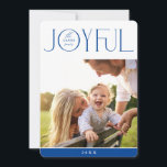 Tarjeta Festiva FOTO DE LA FAMILIA 2023: elegante y moderno azul J<br><div class="desc">por kat massard >>> WWW.SIMPLYSWEETPAPERIE.COM <<< Un diseño elegante de tarjeta que presenta la cita "JOYFUL" con un tipo de guión elegante combinado con tipografía de serif y color liso en el reverso, lo que le da la oportunidad de escribir a mano un mensaje personal. ¡Con una foto en forma...</div>